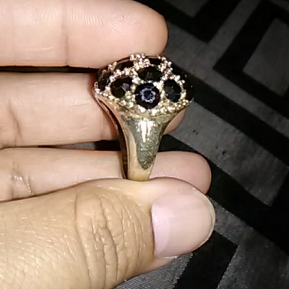 Black stone clustered ring size 7 - Picture 3 of 3